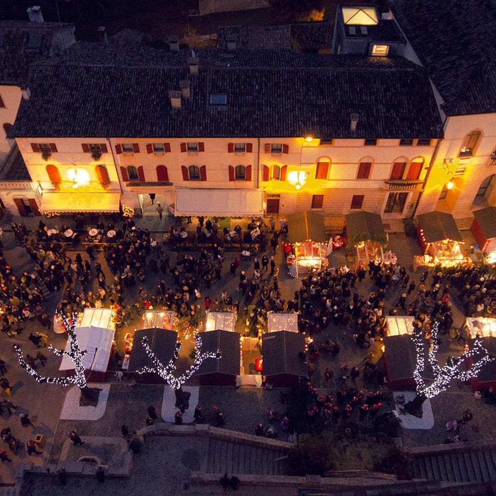 piazza di Cison di Valmarino durante Stelle di Natale